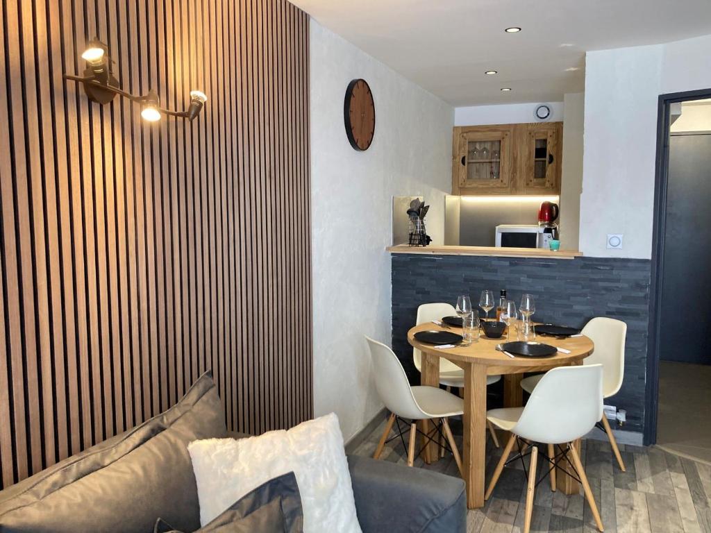 un salon avec une table et un canapé dans l'établissement Appartement rénové, proche centre, 4 pers, balcon, WIFI - FR-1-634-83, à Morzine
