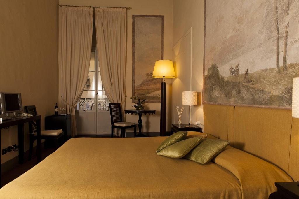 Un pat sau paturi într-o cameră la Residenza d'Epoca Palazzo Galletti