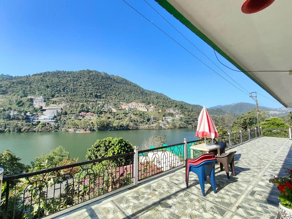 een balkon met uitzicht op een meer bij Kiran Lake Paradise Homestay in Bhīm Tāl