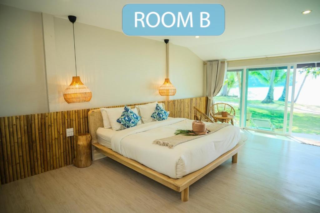 um quarto com uma cama com um sinal de quarto b em Siam Beach Resort Koh Kood em Ko Kood