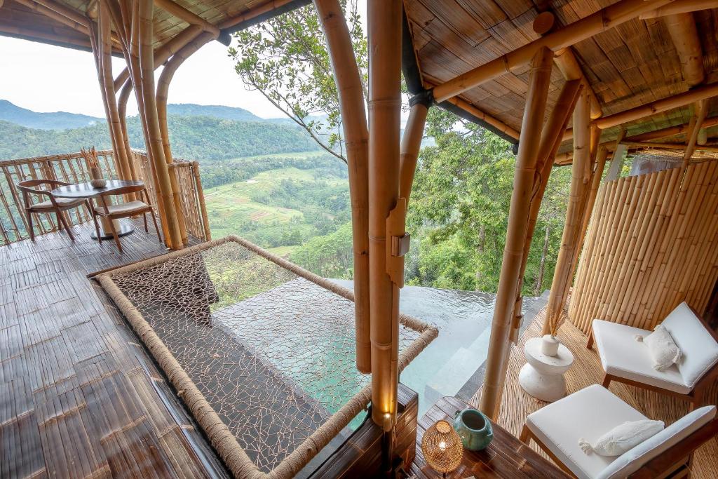 Cliffside Bamboo Treehouse with Pool and View, Bungbungan (updated