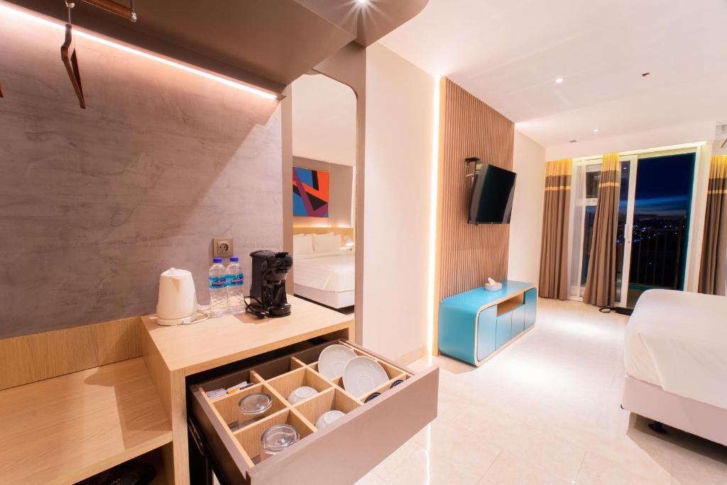 Postel nebo postele na pokoji v ubytování Pentacity Hotel Balikpapan