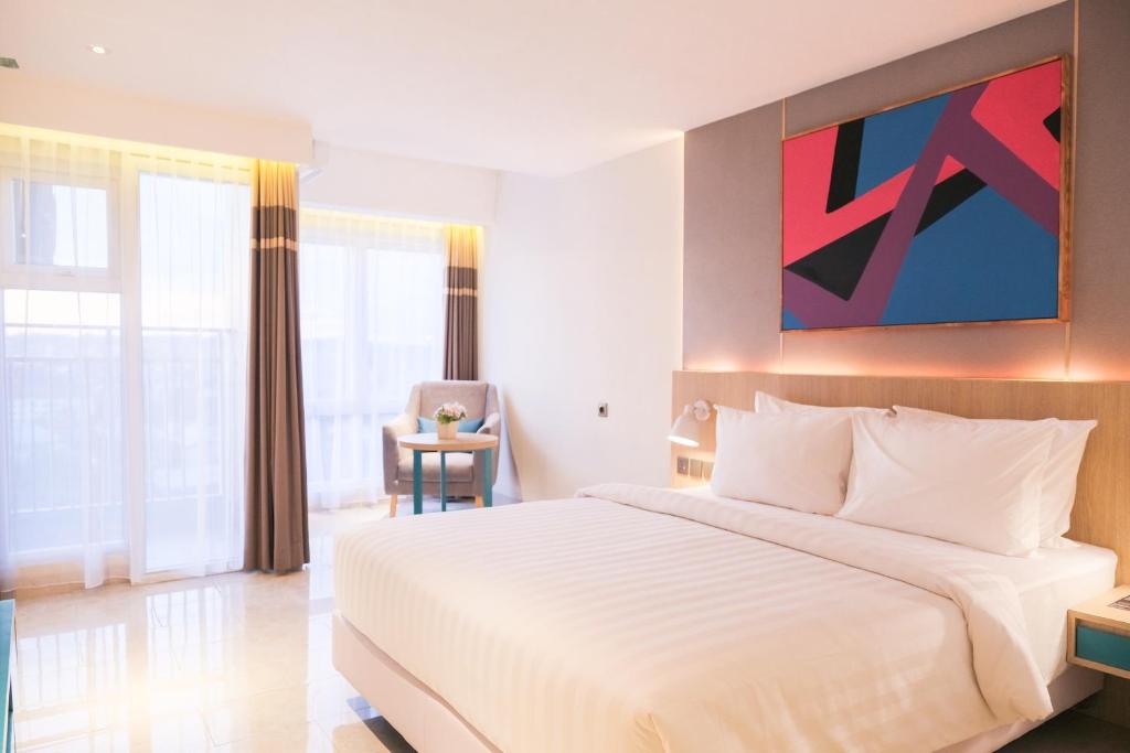 Postel nebo postele na pokoji v ubytování Pentacity Hotel Balikpapan