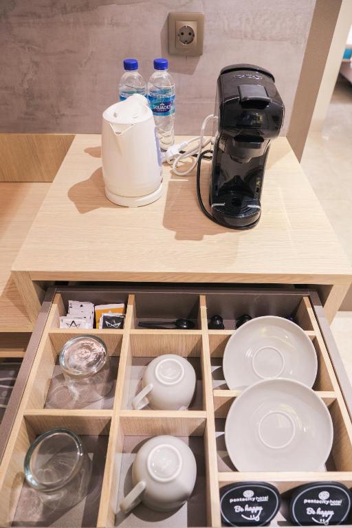 Příslušenství pro přípravu čaje a kávy v ubytování Pentacity Hotel Balikpapan