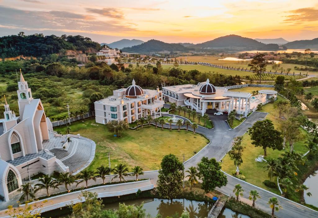 eine Luftansicht eines Resorts mit Bergen im Hintergrund in der Unterkunft Grand Lord Hotel & Residence in Na Jomtien