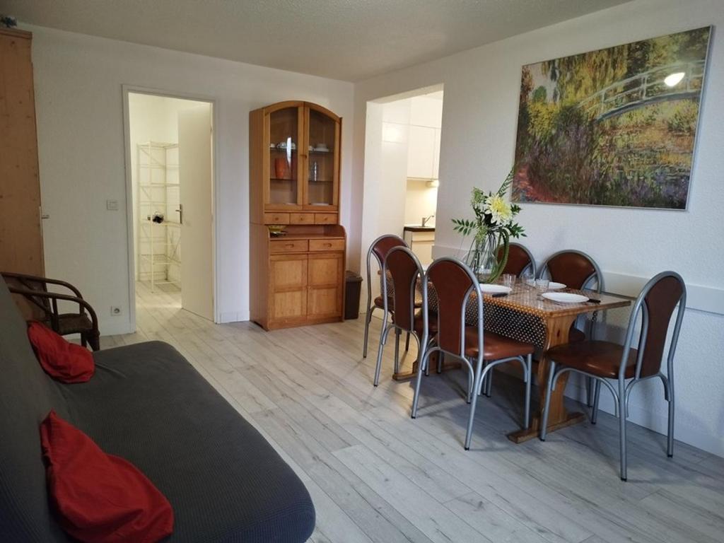 T2 lumineux 6 pers au pied des pistes avec WIFI, balcon, casier à skis, à 5 min des commerces et loisirs - FR-1-262-79 في Forest des Baniols: غرفة طعام بها طاولة وكراسي