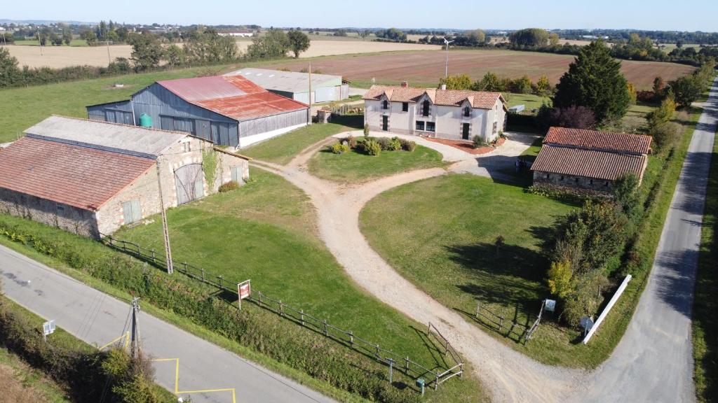 una vista aérea de una granja con una casa y una carretera en A la Haute Bouillere, en Chavagnes-les-Redoux
