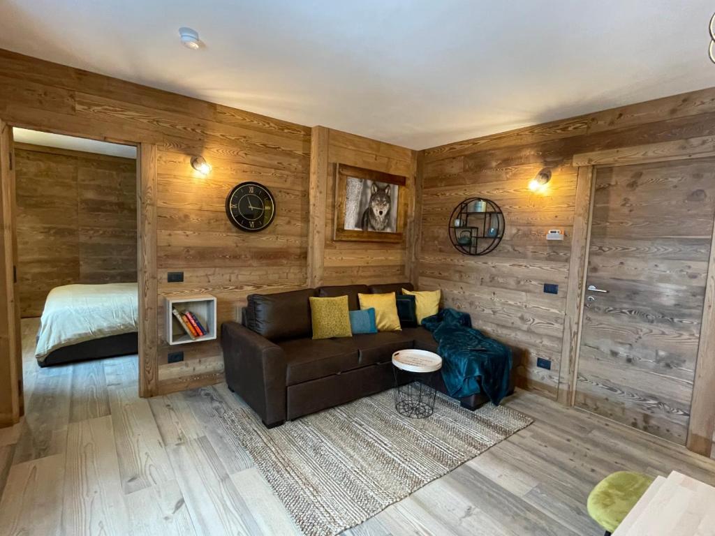 sala de estar con sofá y cama en Apartment Gran Baita Sauze d'Oulx, en Sauze dʼOulx