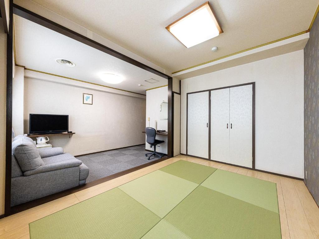 TV a/nebo společenská místnost v ubytování Tabist Hotel New Washington Shibuya