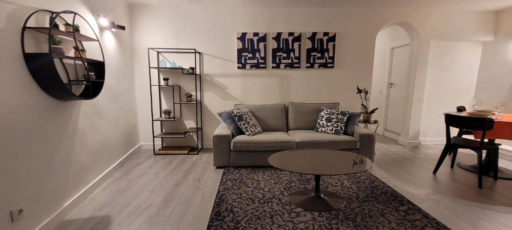 salon z kanapą i stołem w obiekcie New apartment in center Madrid! w Madrycie