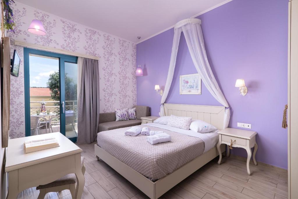 1 dormitorio con paredes moradas, 1 cama y 1 sofá en Villa Anthelion en Limenaria