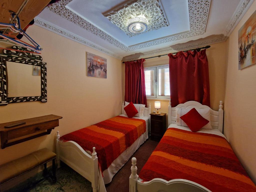 Postel nebo postele na pokoji v ubytování Dar Khadija