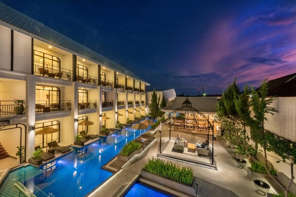 una imagen de un hotel con piscina en Ai Pai Hotel en Pai