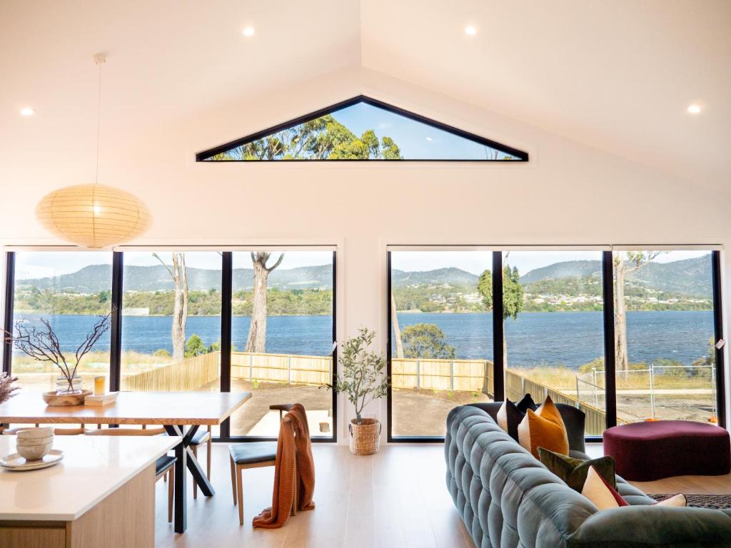 ホバートにあるLuxurious Waterfront home in the North of Hobartの水辺の景色を望むリビングルーム