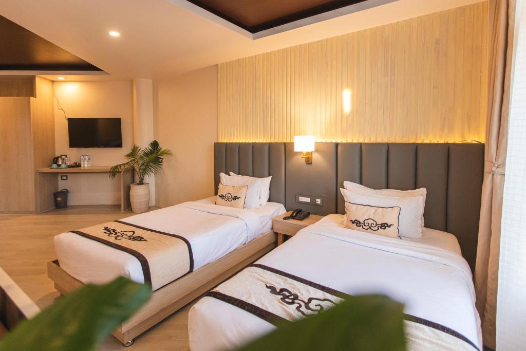 pokój hotelowy z 2 łóżkami i telewizorem w obiekcie Lavie Residence and Spa w Katmandu