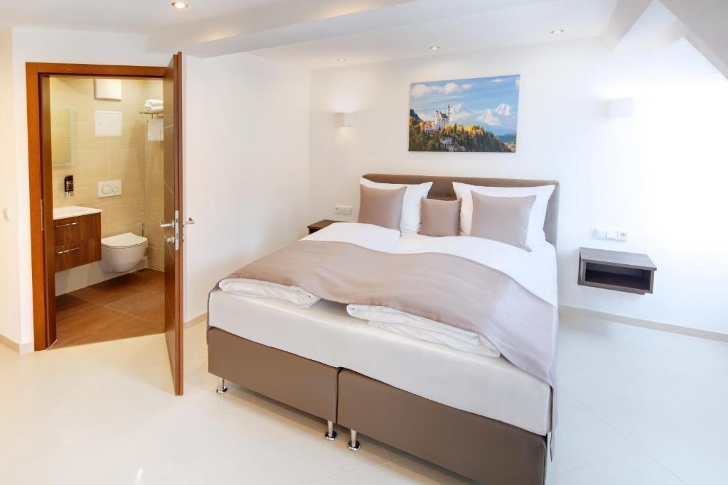 Postel nebo postele na pokoji v ubytování Hotel Füssen