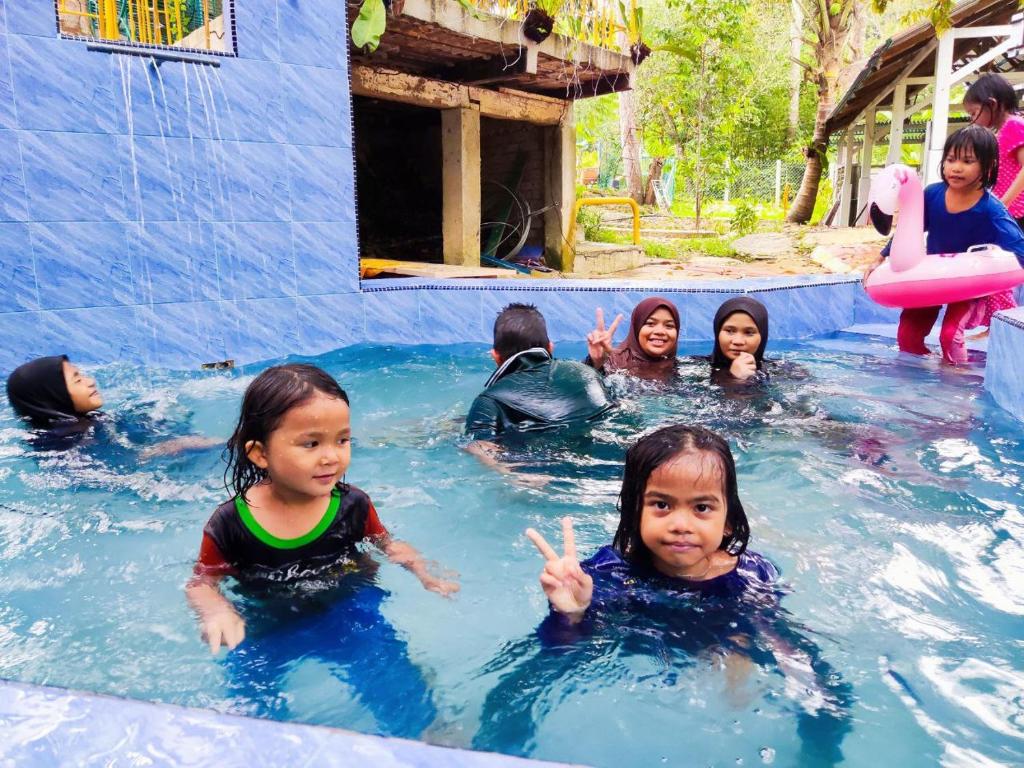 Lapsia, jotka yöpyvät majoituspaikassa Lata Bayu Chalet - Waterfall & River with Kids Pool