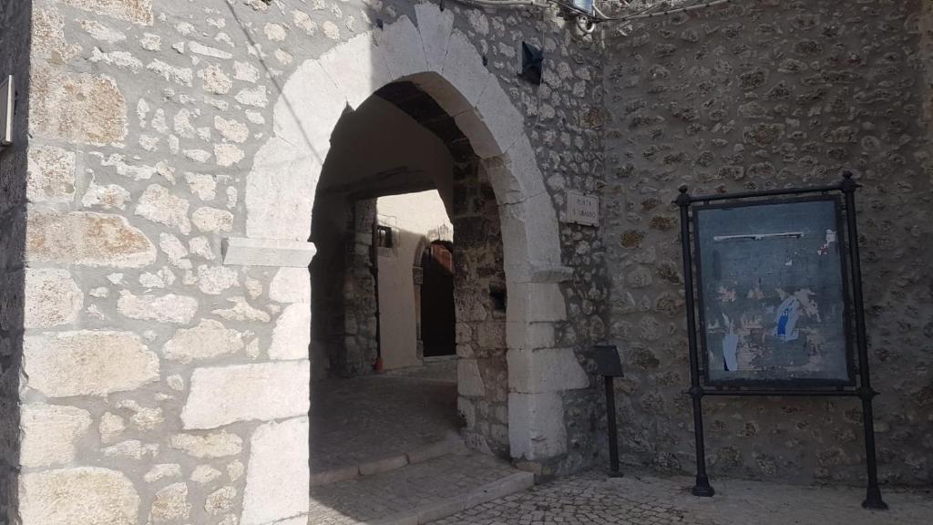 um arco num edifício de pedra com uma parede em Casa Vacanze em Castel del Monte