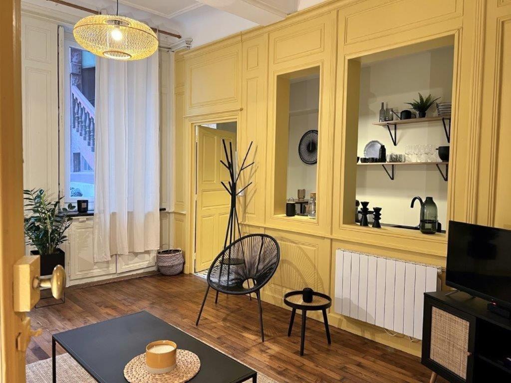 Televízia a/alebo spoločenská miestnosť v ubytovaní Le boudoir de Clem