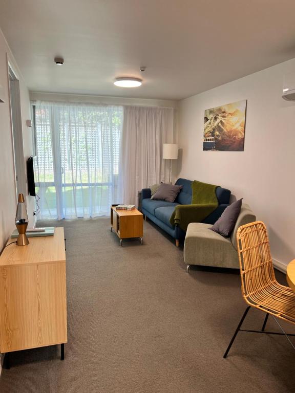 ワナカにあるCentral Wanaka Apartmentのソファとテーブルのあるリビングルーム