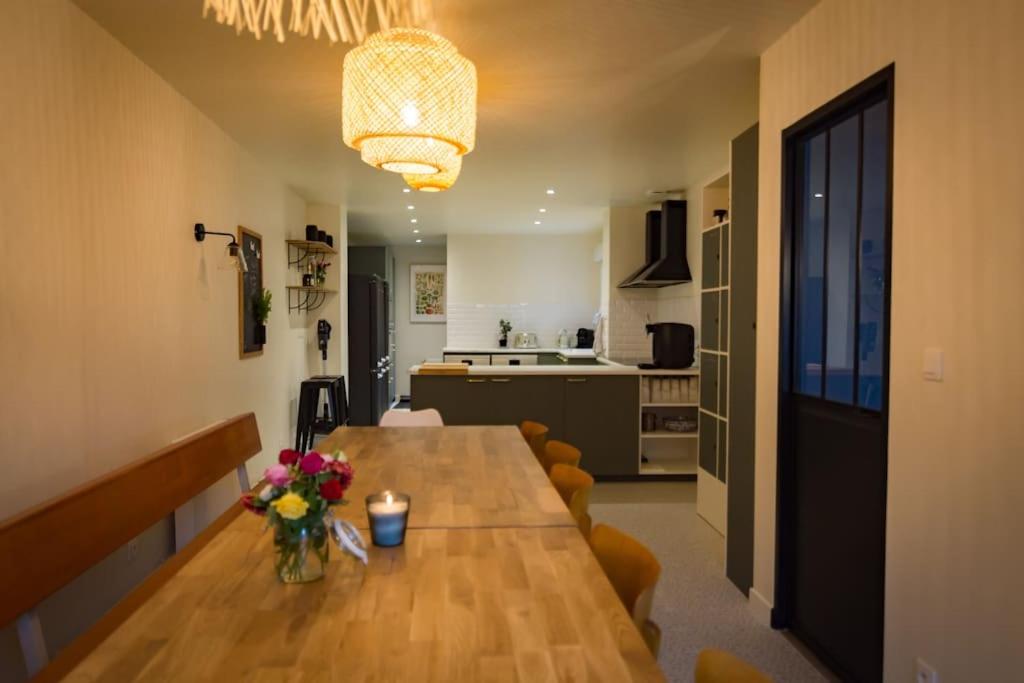 - une salle à manger avec une table et des fleurs dans l'établissement Maison 12 chambres en plein coeur du Havre, au Havre