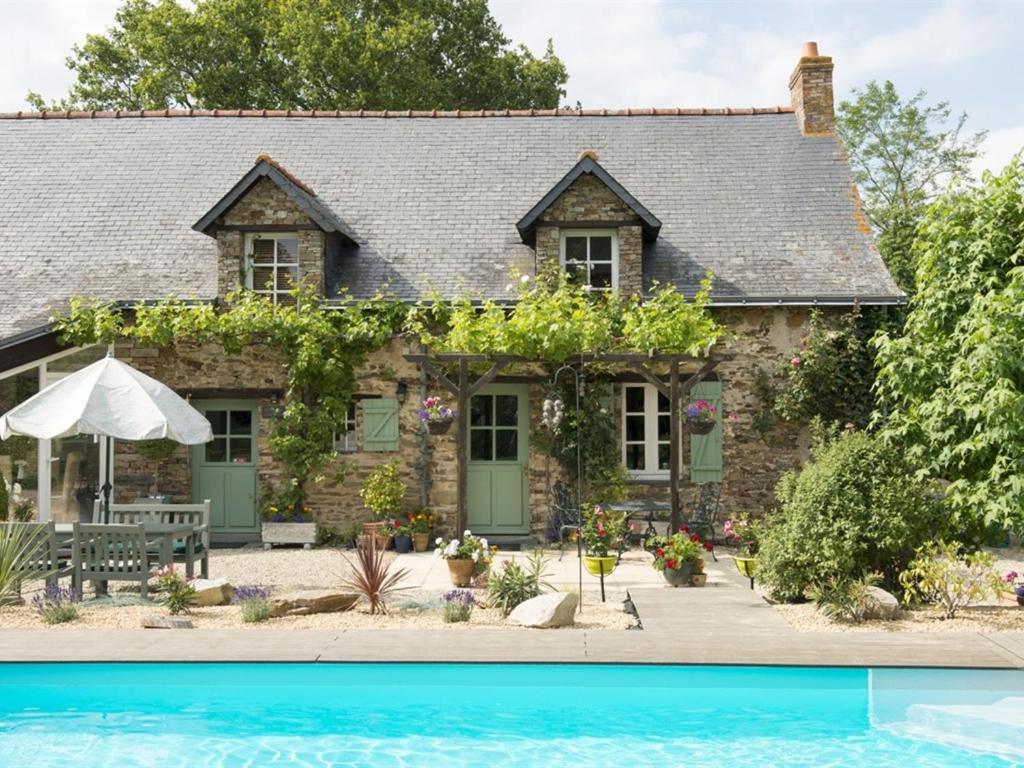 a house with a pool in front of it at Chambres d'Hotes - La Marmoire in Soudan