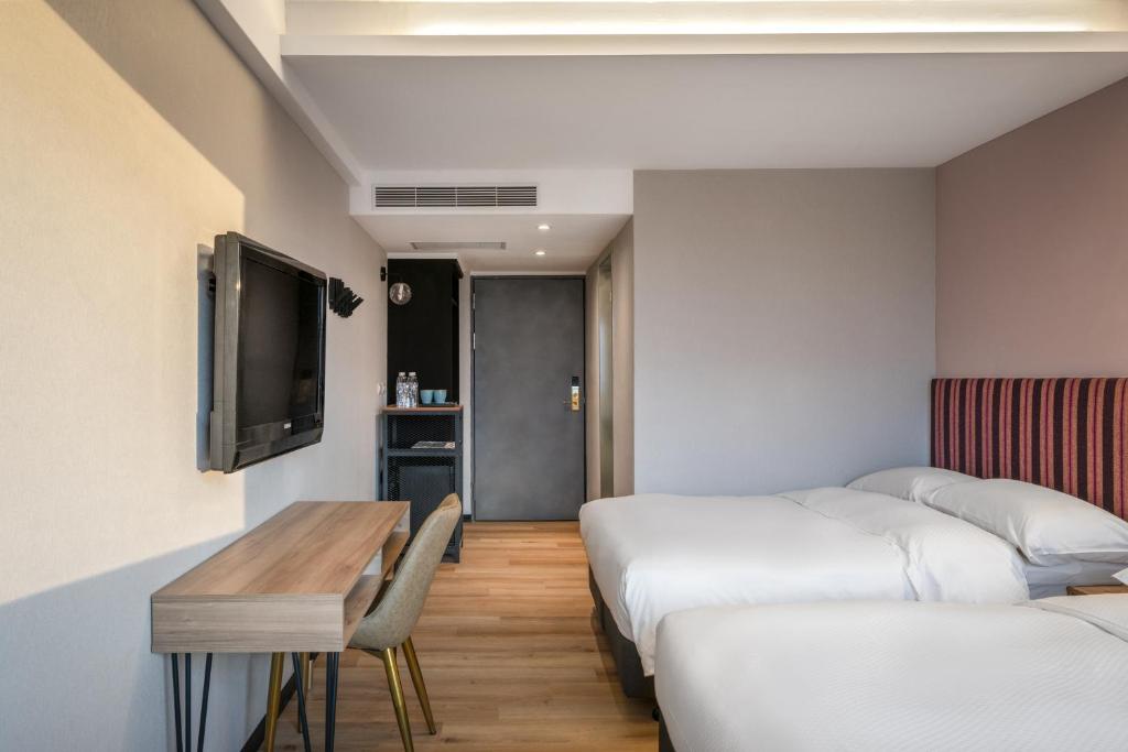 A bed or beds in a room at River Inn Kenting