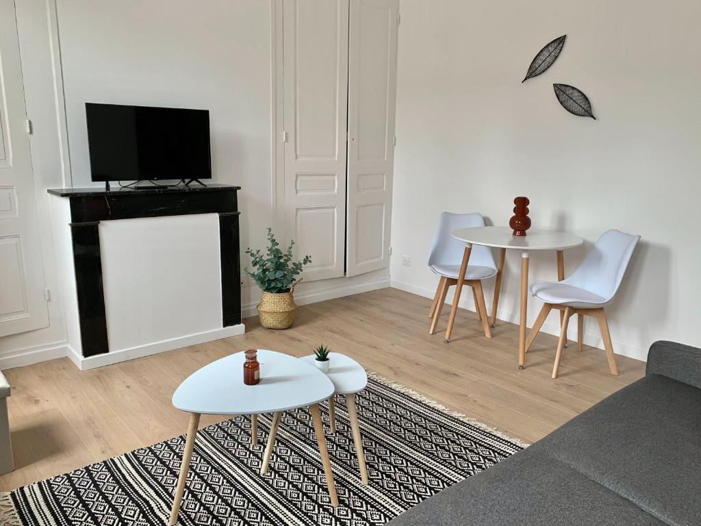 Televízia a/alebo spoločenská miestnosť v ubytovaní Florimond cosy apparts