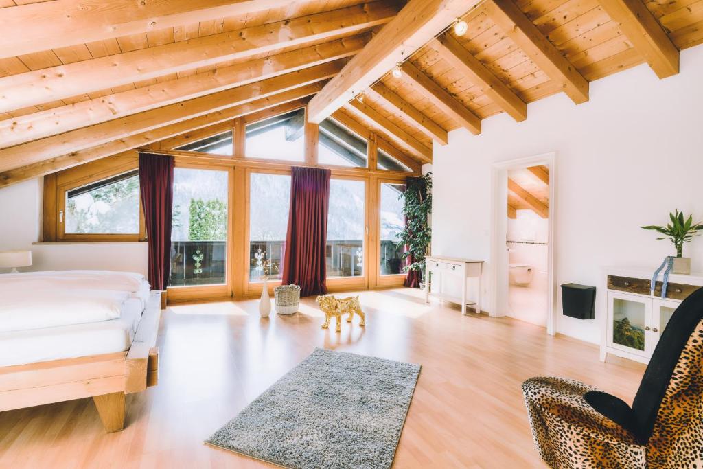 - une chambre avec un lit et une chaise dans l'établissement Haus Miele, à Garmisch-Partenkirchen