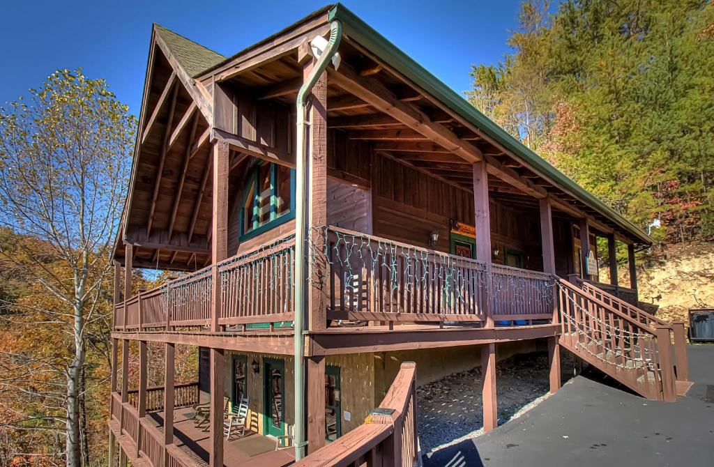 una gran casa de madera con una terraza envolvente en Bearview Heights #244, en Townsend