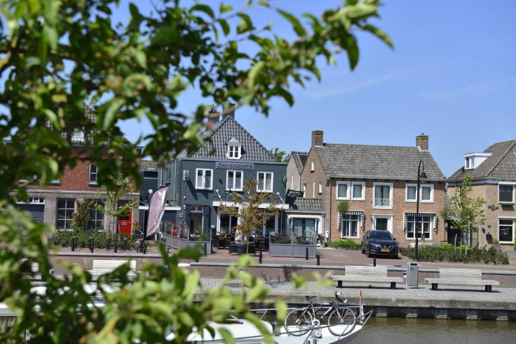 une rangée de maisons avec des vélos garés devant dans l'établissement Havenzicht, à Dinteloord