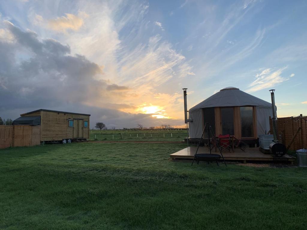 Východ nebo západ slunce při pohledu z luxury tent nebo okolí