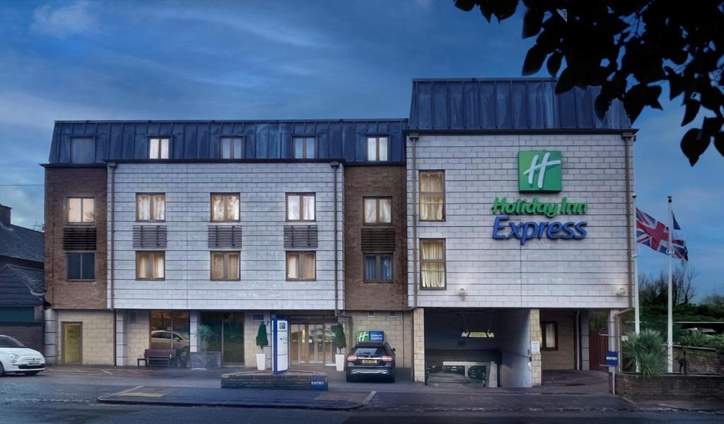 een extern uitzicht op het Radisson Express-gebouw bij Holiday Inn Express Windsor, an IHG Hotel in Windsor