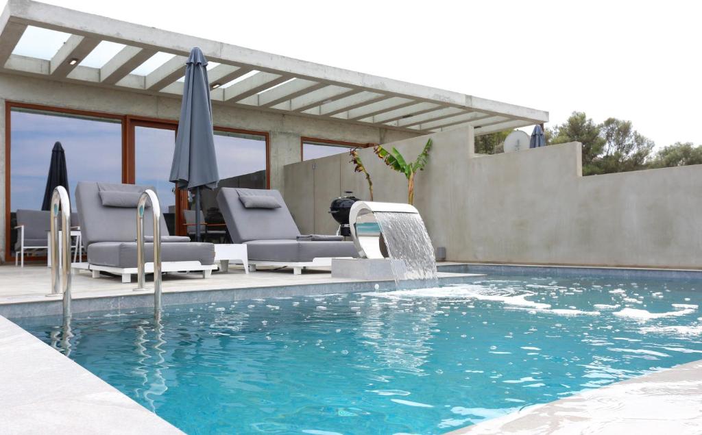 Bazén v ubytování Marnos Luxury Villas nebo v jeho okolí
