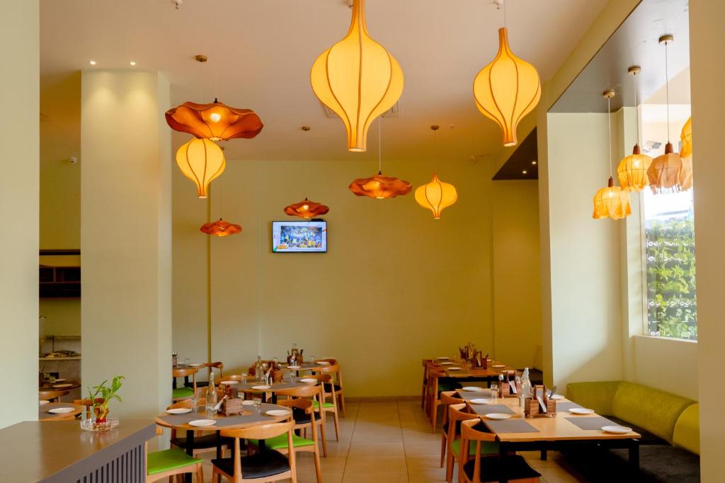Restaurace v ubytování TGI Ameya Grand