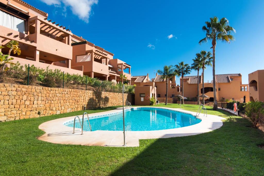 Bazén v ubytovaní RentAndHomes Marbella Golf Elviria alebo v jeho blízkosti
