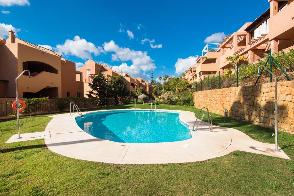Bazén v ubytovaní RentAndHomes Marbella Golf Elviria alebo v jeho blízkosti
