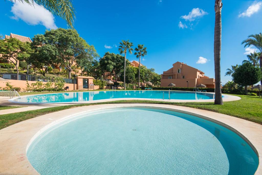 Bazén v ubytovaní RentAndHomes Marbella Golf Elviria alebo v jeho blízkosti