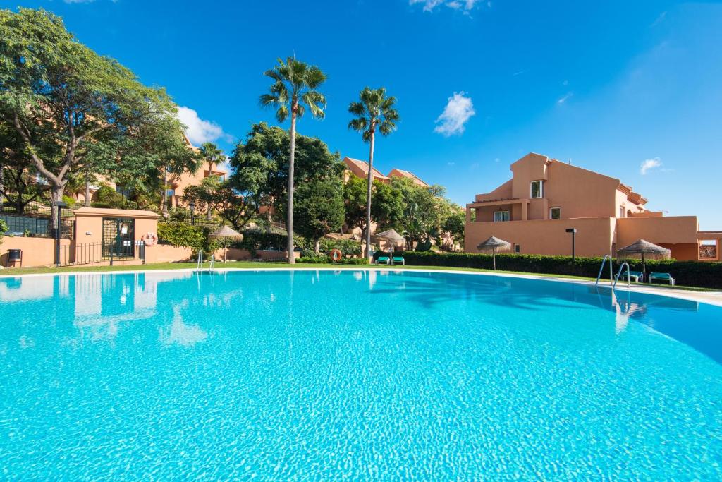 Bazén v ubytovaní RentAndHomes Marbella Golf Elviria alebo v jeho blízkosti