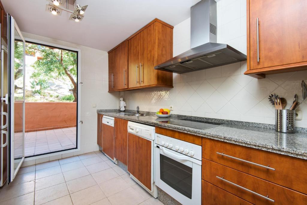 Kuchyňa alebo kuchynka v ubytovaní RentAndHomes Marbella Golf Elviria