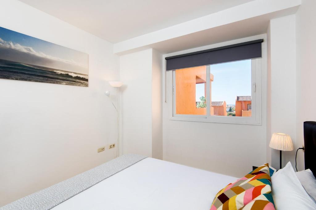 Posteľ alebo postele v izbe v ubytovaní RentAndHomes Marbella Golf Elviria