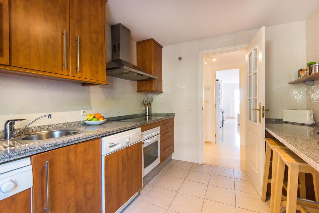 Kuchyňa alebo kuchynka v ubytovaní RentAndHomes Marbella Golf Elviria