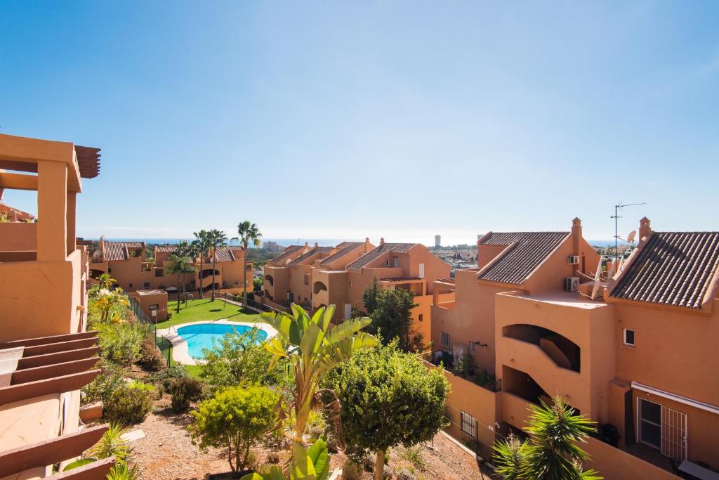 Bazén v ubytovaní RentAndHomes Marbella Golf Elviria alebo v jeho blízkosti