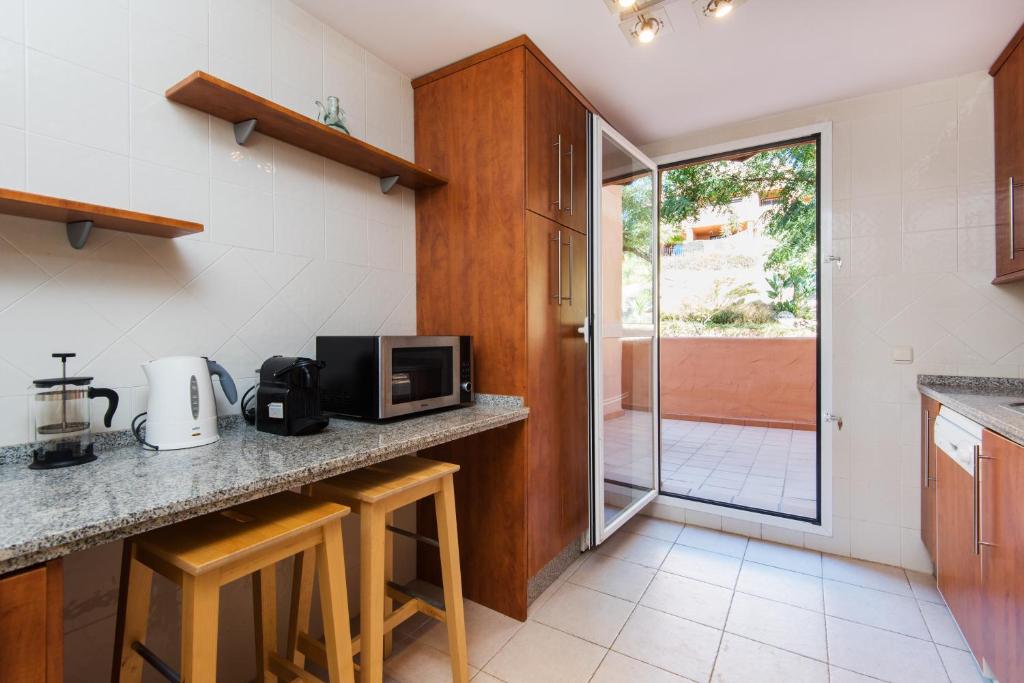 Kuchyňa alebo kuchynka v ubytovaní RentAndHomes Marbella Golf Elviria