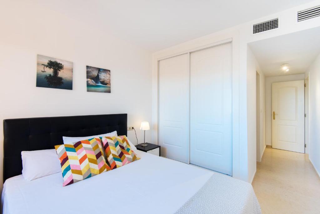 Posteľ alebo postele v izbe v ubytovaní RentAndHomes Marbella Golf Elviria