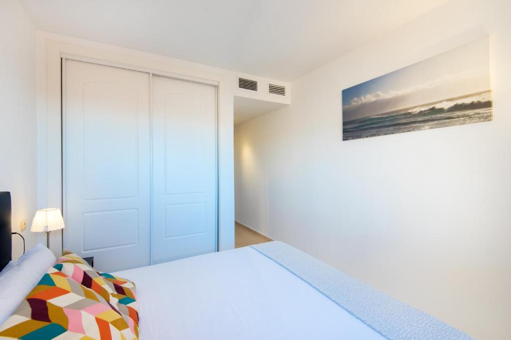 Posteľ alebo postele v izbe v ubytovaní RentAndHomes Marbella Golf Elviria