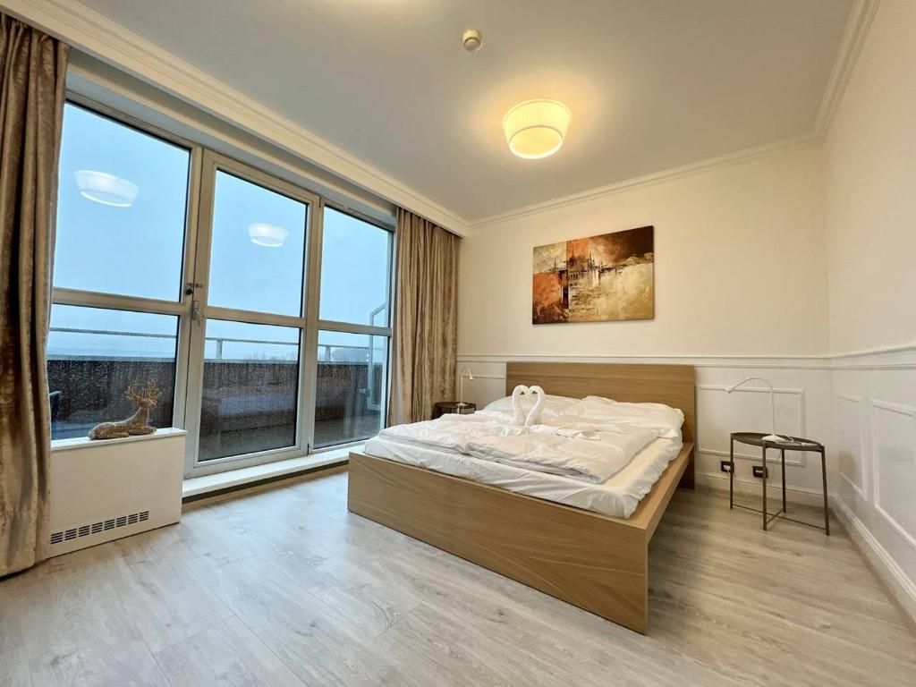 プラハにあるバル アパートメンツのベッドルーム1室(ベッド1台、大きな窓付)