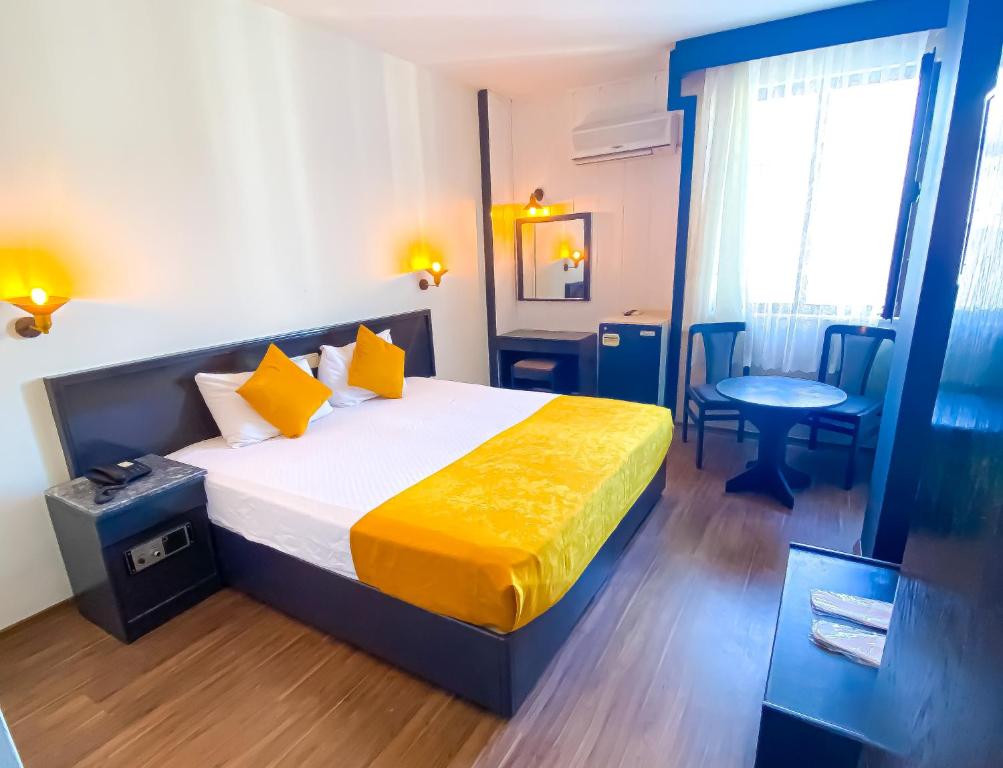 une chambre d'hôtel avec un lit et une table dans l'établissement Hotel Güleryüz 2, à Antalya