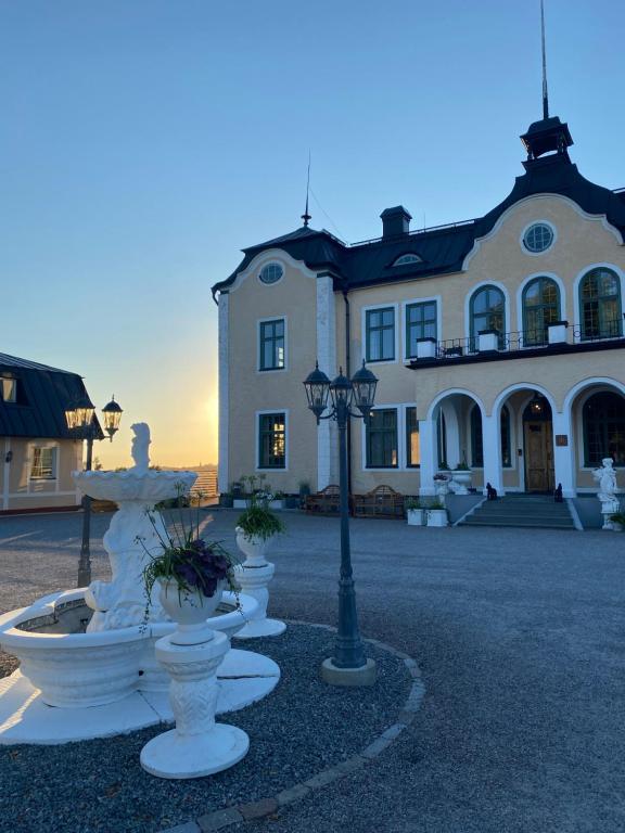 un gran edificio con una luz de la calle delante de él en Johannesbergs Slott en Rimbo