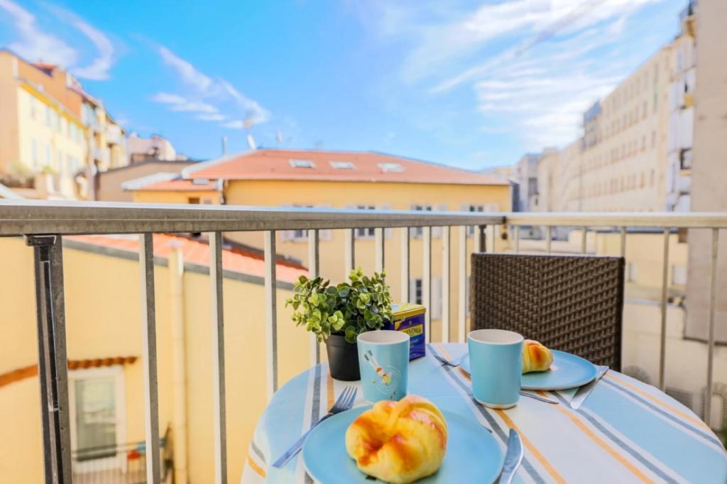 - une table avec deux assiettes de fruits sur un balcon dans l'établissement SUEDE 3 AP4209 By Riviera Holiday Homes, à Nice
